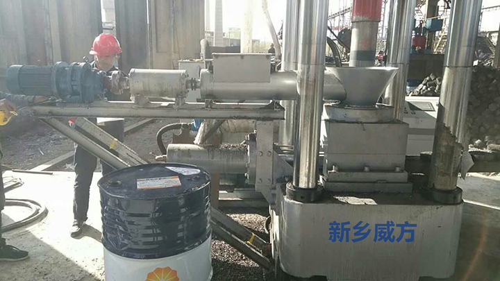 螺旋給料鐵屑壓餅機 安裝調試現場1