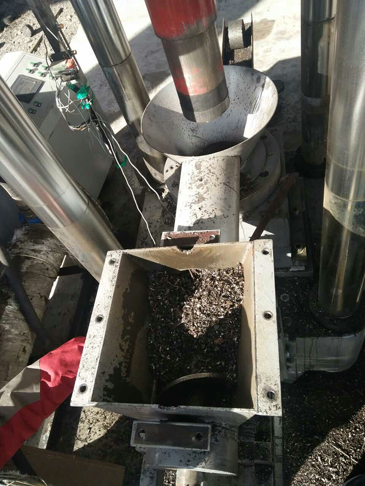 螺旋給料鐵屑壓餅機安裝調試現場2