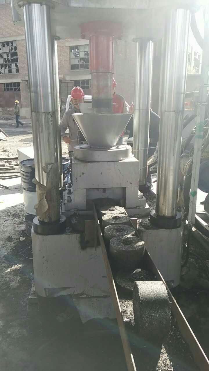 螺旋給料鐵屑壓餅機安裝調試現場3